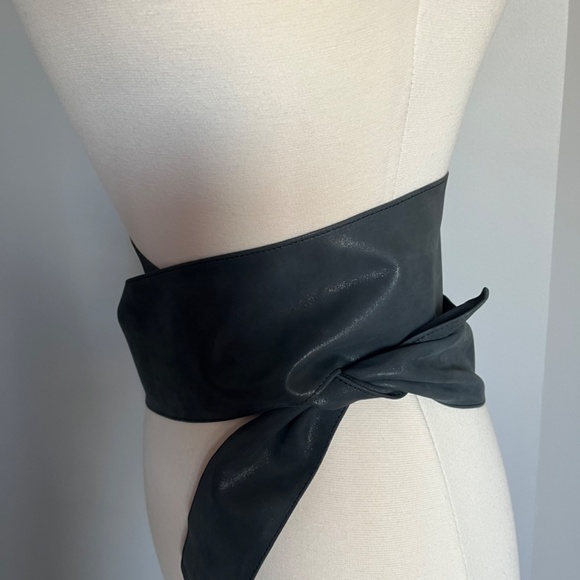 Patrizia Pepe Soft Shiny Leather Gray high-waist belt Bow Python Stud Detail - Picture 5 of 10